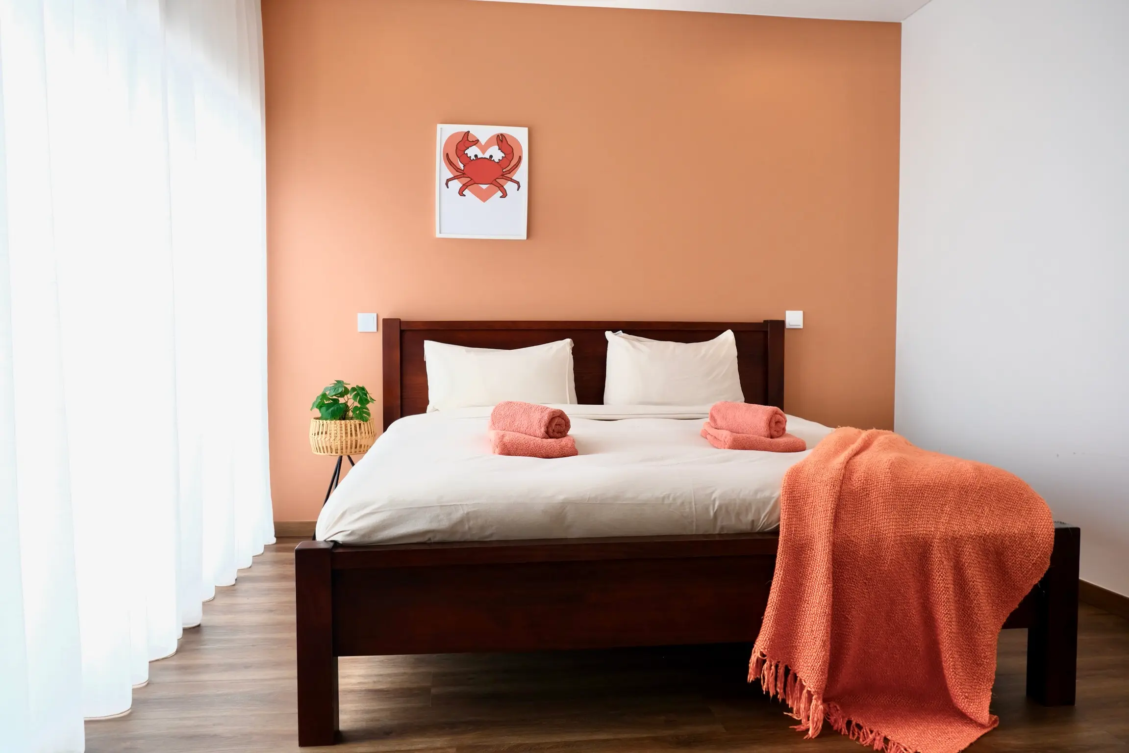 Lit double avec des touches corail