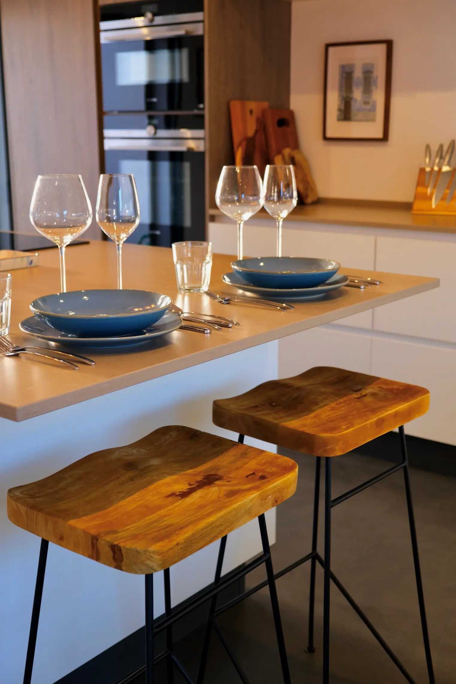 Bar de cuisine avec tabourets en bois