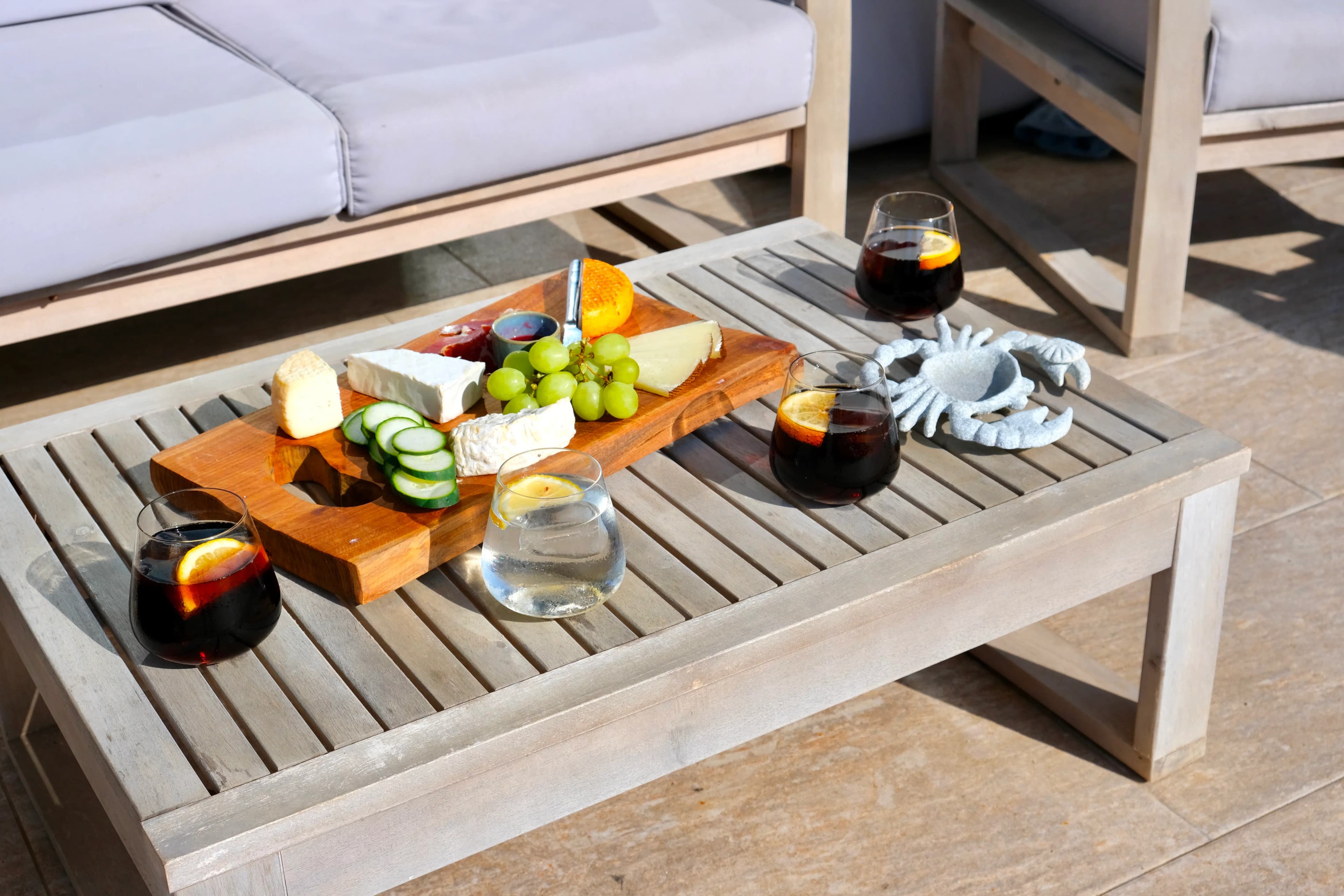 Amuse-bouches sur une table basse de terrasse