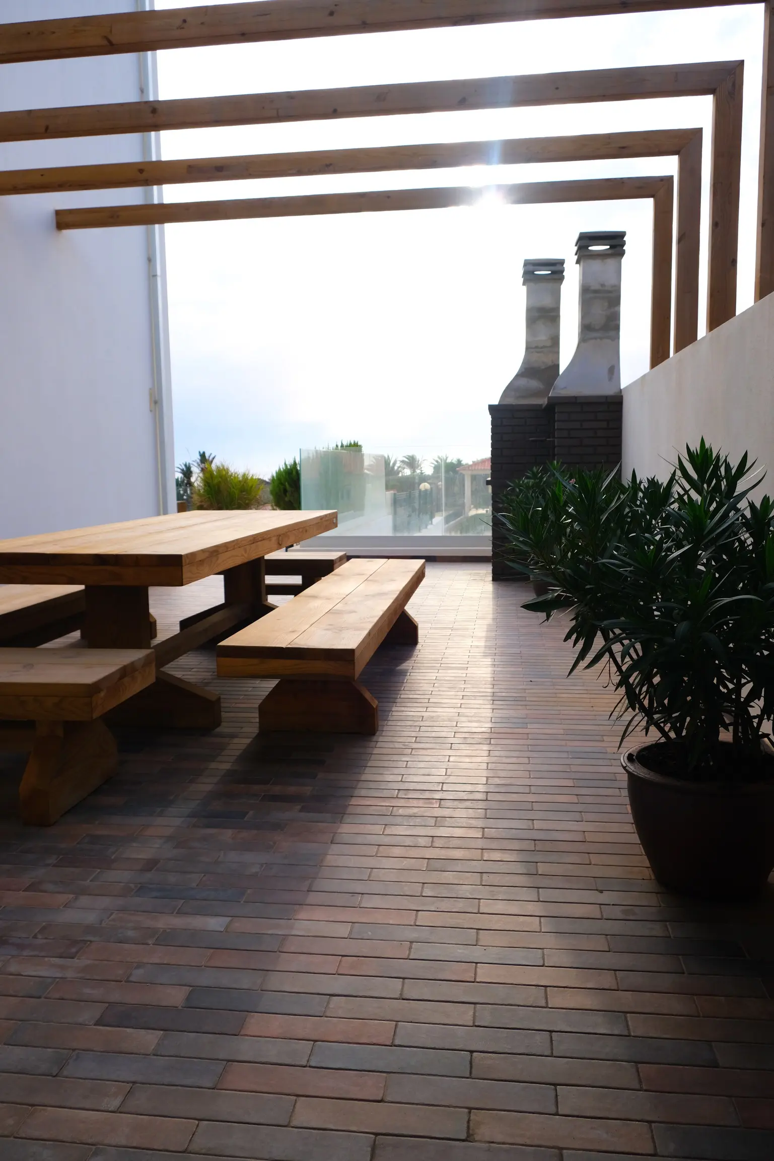 Terrasse couverte avec table à manger