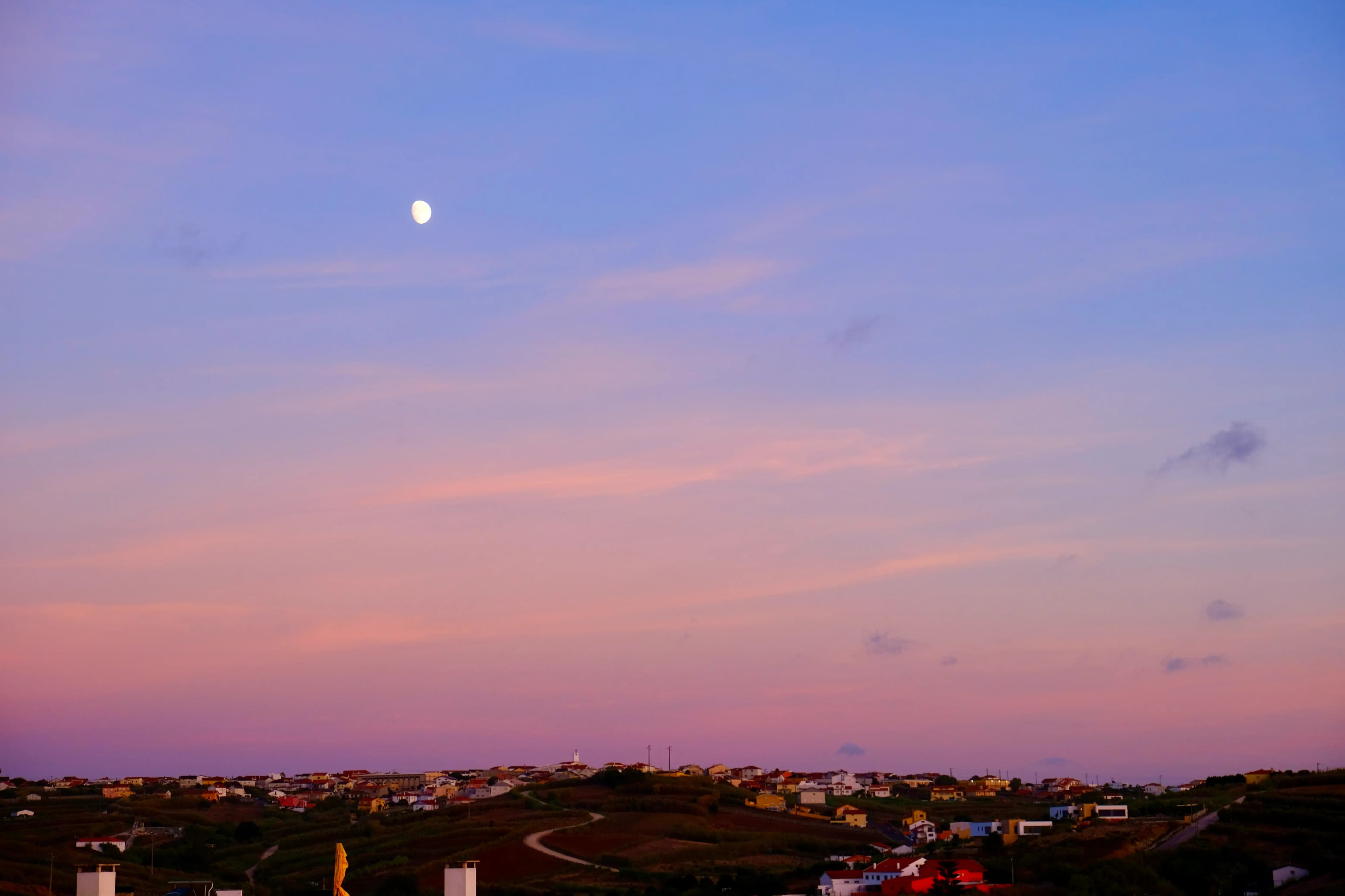 Ciel rose du soir au-dessus des environs